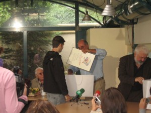 Кънчо Стойчев дава II награда за разказ на ученика от Ловеч Николай Великов за разказа му "Фукси, лисичката в града". 